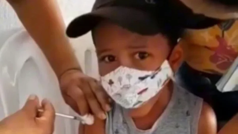 ‘Fora Bolsonaro’, grita criança durante vacinação; Veja vídeo
