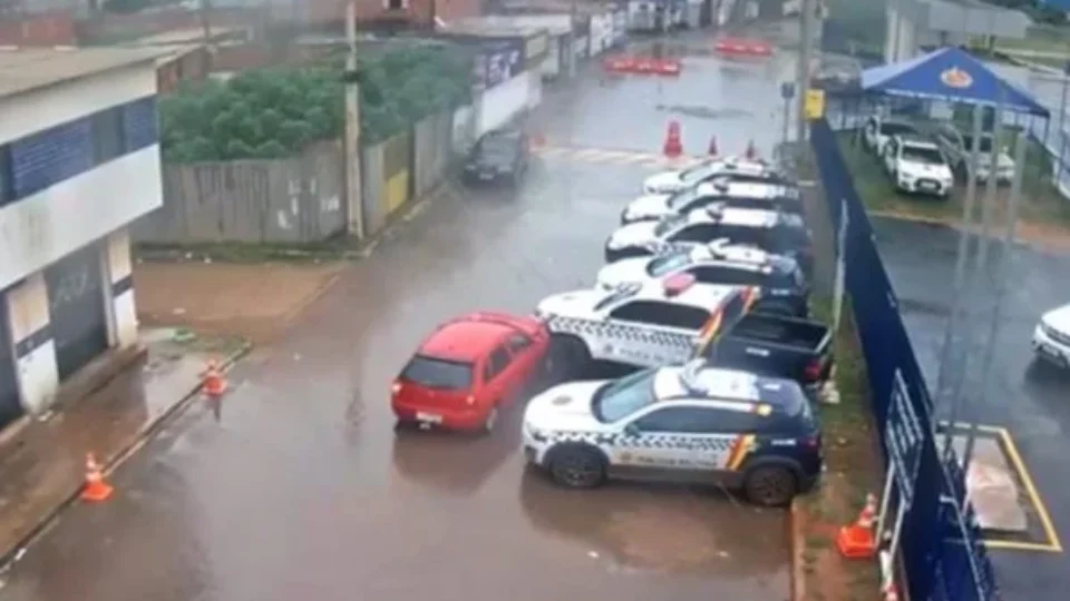 Vídeo! Motorista embriagado bate em viatura da PM e foge tomando cerveja