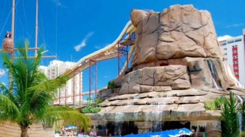 Criança morre ao cair de toboágua com 15 m de altura