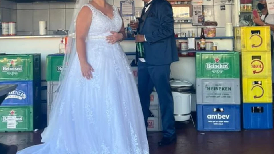 Noivos param em bar após casamento: ‘Decidimos tomar uma’; Veja vídeo!