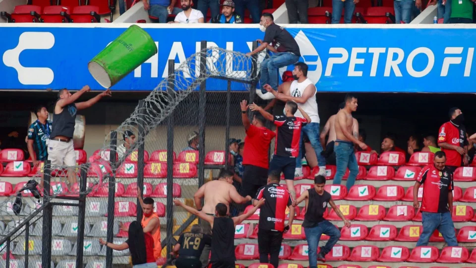 Torcedores de Querétaro e Atlas brigam durante partida; veja vídeo!