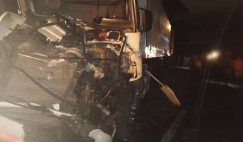 Caminhão bate em carreta e deixa ferido; veja fotos