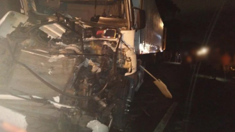 Caminhão bate em carreta e deixa ferido; veja fotos