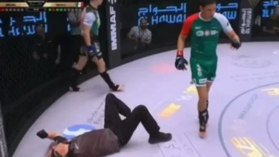 Lutador mexicano “erra” adversário e nocauteia árbitro; veja vídeo