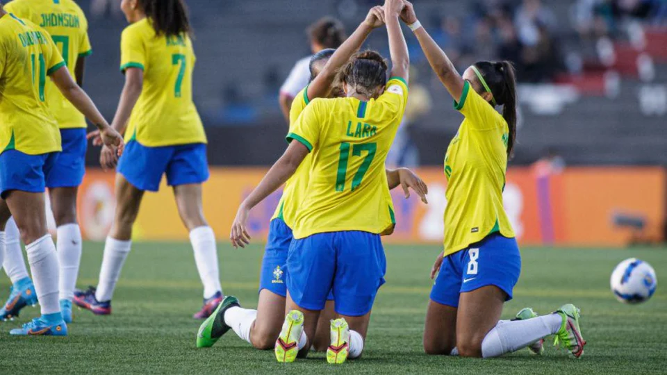 A seleção brasileira feminina enfrenta a Colômbia pelo título do Sul-Americano
