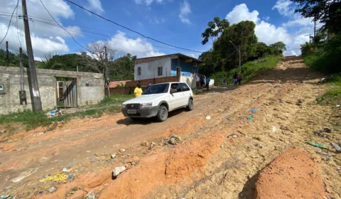 Moradores reivindicam asfaltamento para rua do bairro Parque das Laranjeiras