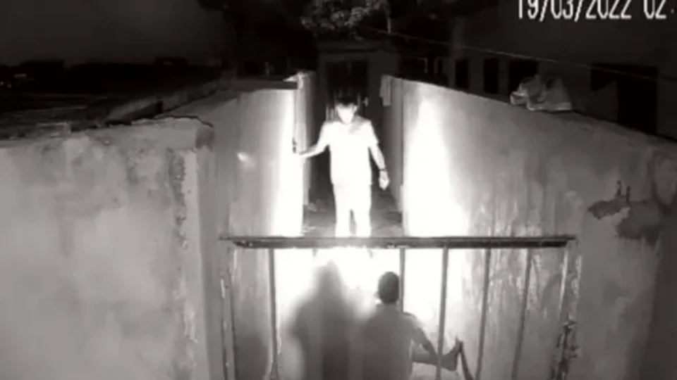 Homem coloca fogo nas partes íntimas da companheira em Goiânia