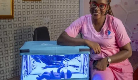 Mãe cria berço movido a energia solar que cura recém-nascidos de icterícia