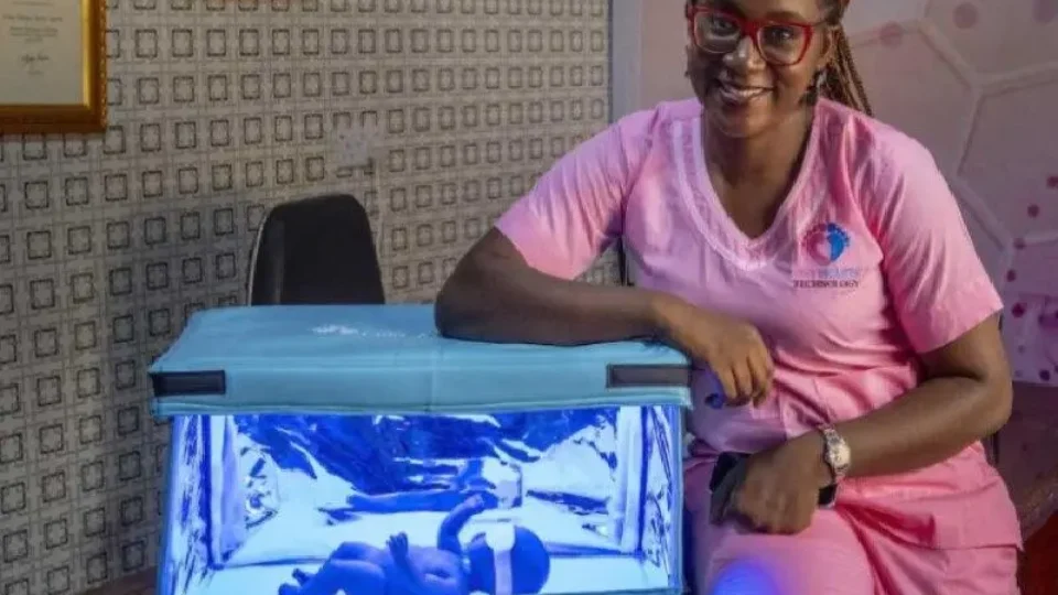 Mãe cria berço movido a energia solar que cura recém-nascidos de icterícia