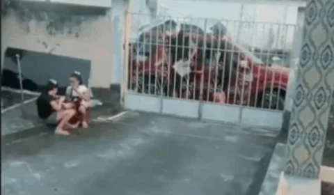 Urgente! vídeo mostra dupla tentando sequestrar crianças na garagem de casa