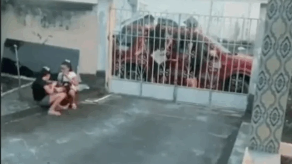 Urgente! vídeo mostra dupla tentando sequestrar crianças na garagem de casa