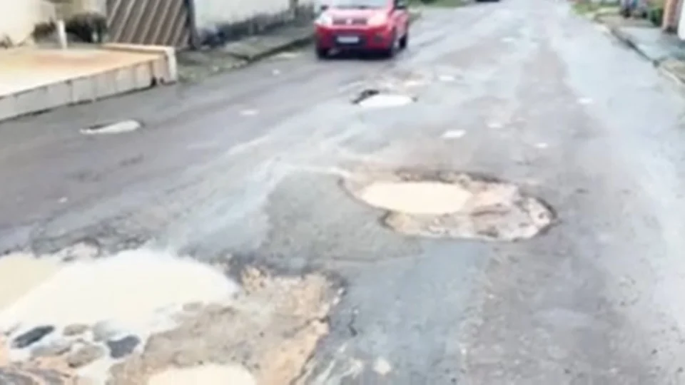 Moradores do bairro Cidade Nova sofrem com rua tomada por buracos