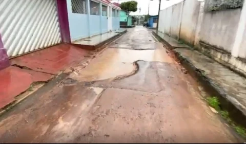 Moradores do bairro Japiim I sofrem com rua cheia de buracos