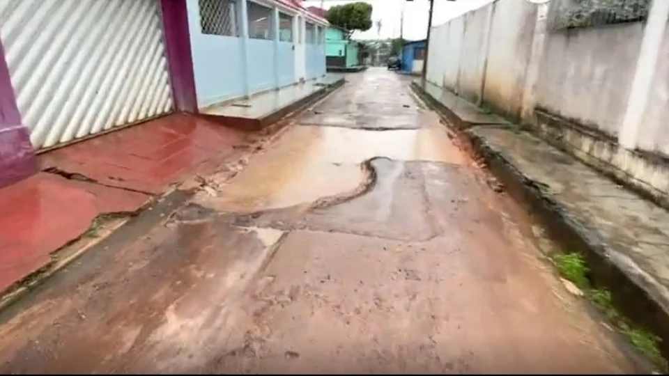 Moradores do bairro Japiim I sofrem com rua cheia de buracos