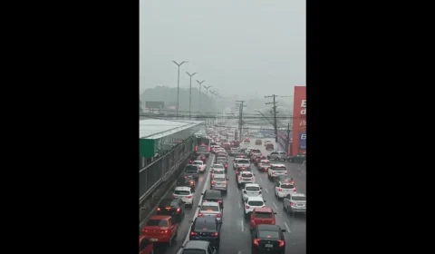 Fortes chuvas causam engarrafamento em avenidas de Manaus neste domingo