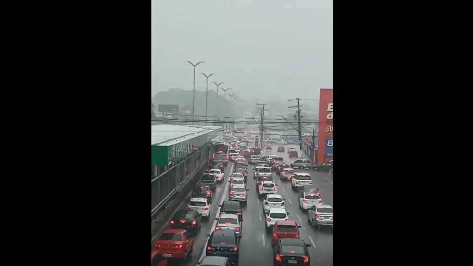 Fortes chuvas causam engarrafamento em avenidas de Manaus neste domingo