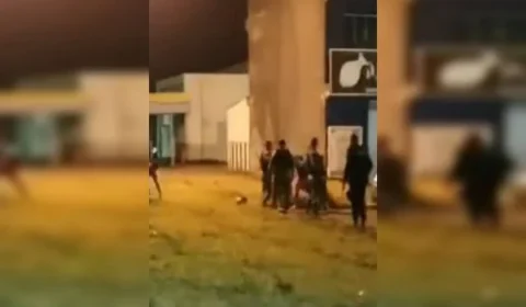 Motoboy é agredido por PMs e gera confusão; veja vídeo