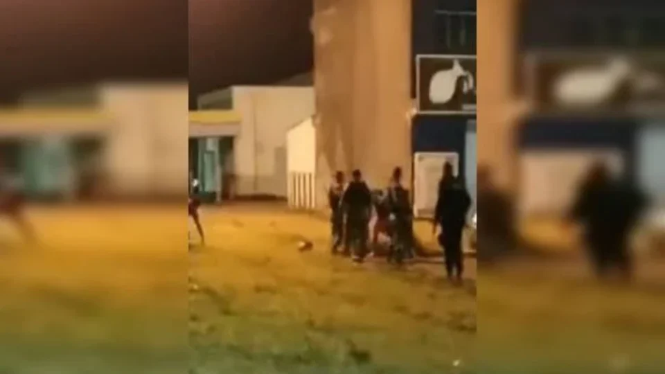 Motoboy é agredido por PMs e gera confusão; veja vídeo