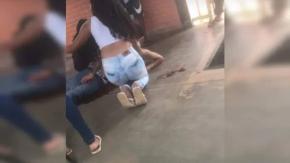 Estudante leva facada dentro de escola pública; veja vídeo