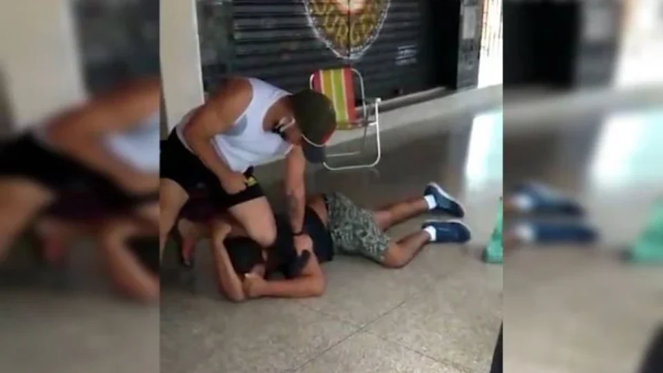Homem que tentou estuprar atendente de sexshop é enforcado; veja vídeo