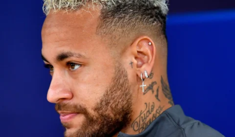 Após ser vaiado por torcida, Neymar recebe apoio de ex-companheiros