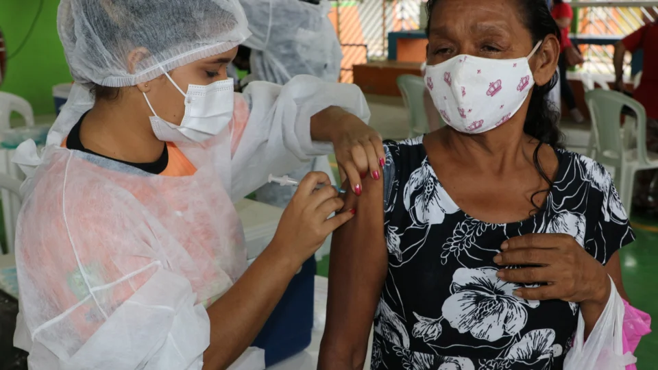 Quarta dose da vacina contra Covid-19 será aplicada em idosos a partir deste sábado (19)