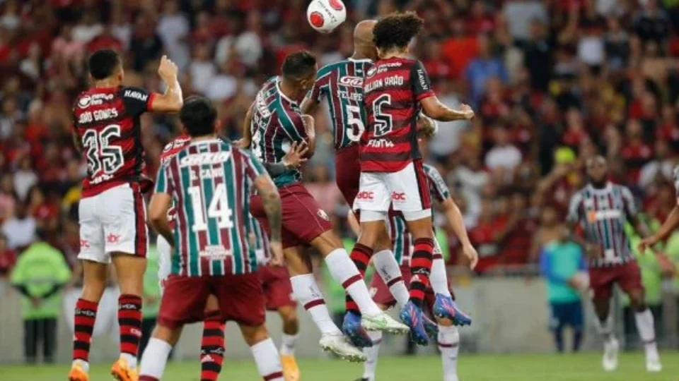Flamengo vence, mantém liderança do Brasileiro e afunda Fluminense na crise
