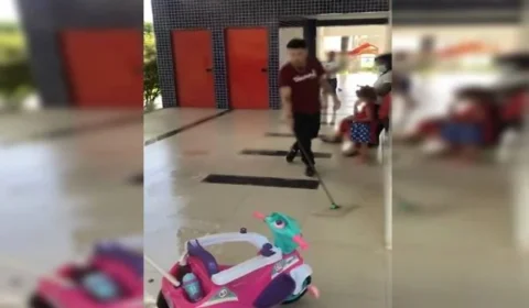 Irritado, homem joga balde d’água com sabão em crianças