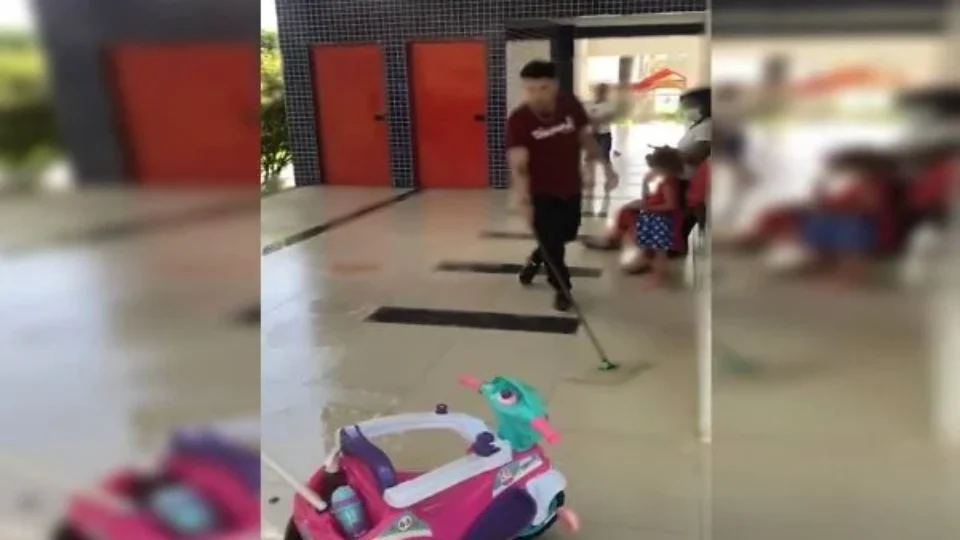 Irritado, homem joga balde d’água com sabão em crianças