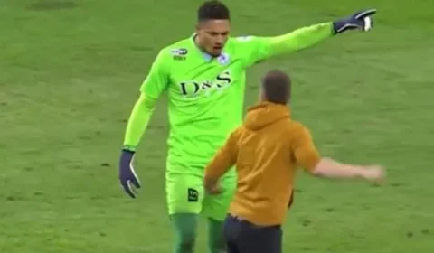 VEJA VÍDEO: goleiro nigeriano expulsa torcedor do gramado após invasão