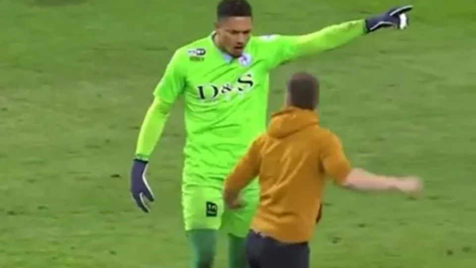 VEJA VÍDEO: goleiro nigeriano expulsa torcedor do gramado após invasão