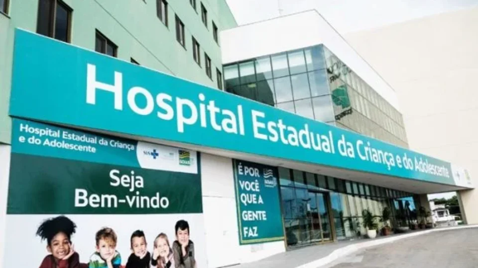 Criança fica em estado grave após se afogar em piscina de chácara em Goiás