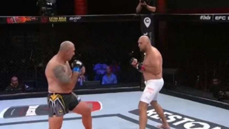 Vídeo: lutador de MMA quebra perna ao meio em evento na África do Sul