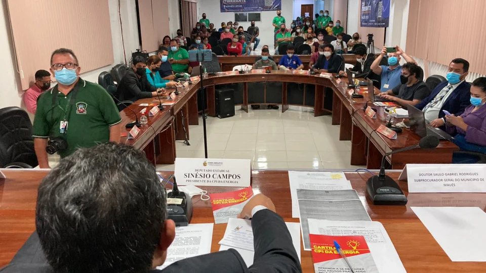 Falta de energia elétrica: moradores de Parintins e Maués perdem alimentos