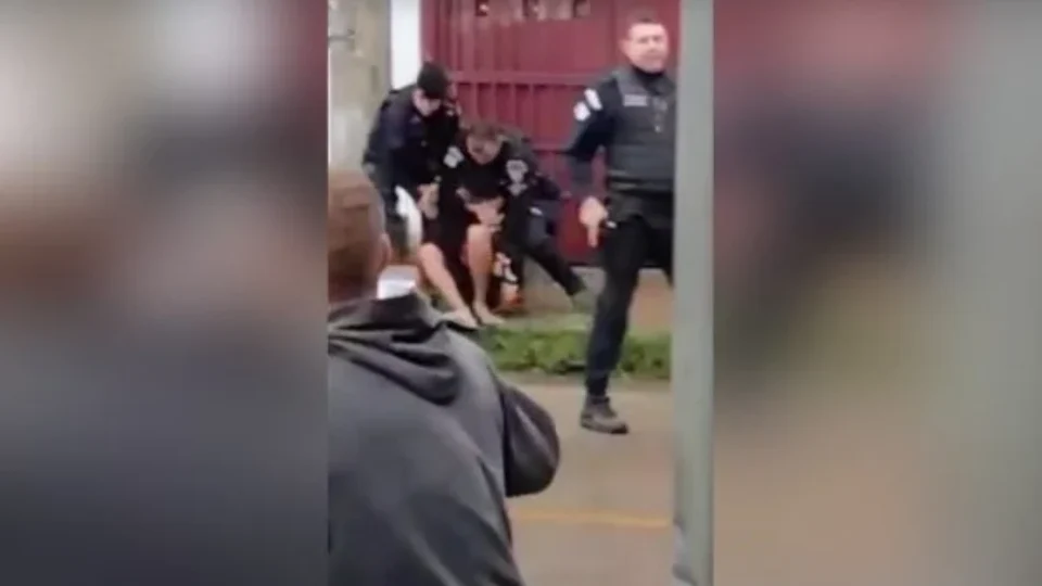 Veja vídeo! moradores se revoltam com abordagem de PMs e gera confusão