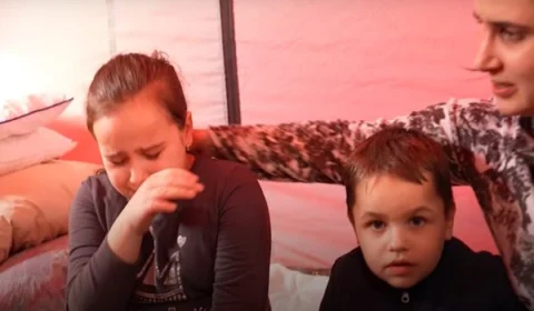 Emocionante: veja vídeo de refugiadas da Ucrânia que temem por maridos e filhos