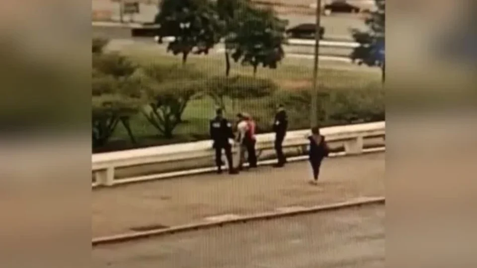 Veja vídeo: PM impede homem de cometer suicídio em Rodoviária