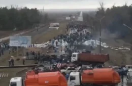 Veja vídeo! população de cidade ucraniana tenta barrar tropas russas