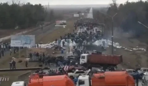 Veja vídeo! população de cidade ucraniana tenta barrar tropas russas