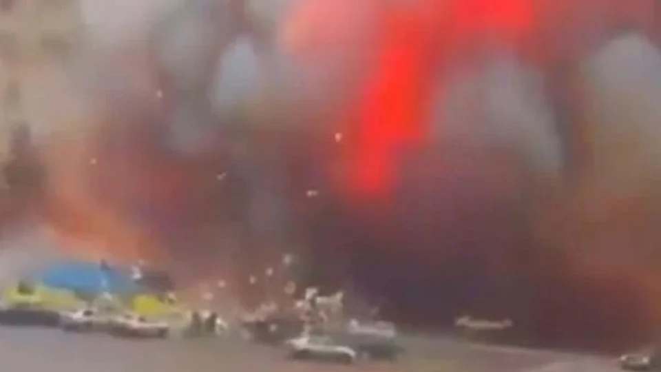 VEJA VÍDEO: prédio do governo em Kharkiv na Ucrânia é alvo de míssil