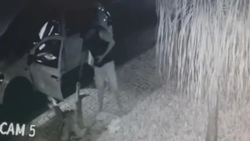 Novo vídeo mostra personal espancando sem-teto nu após flagrar traição