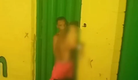 VEJA VÍDEO! homem se masturba com bebê no colo