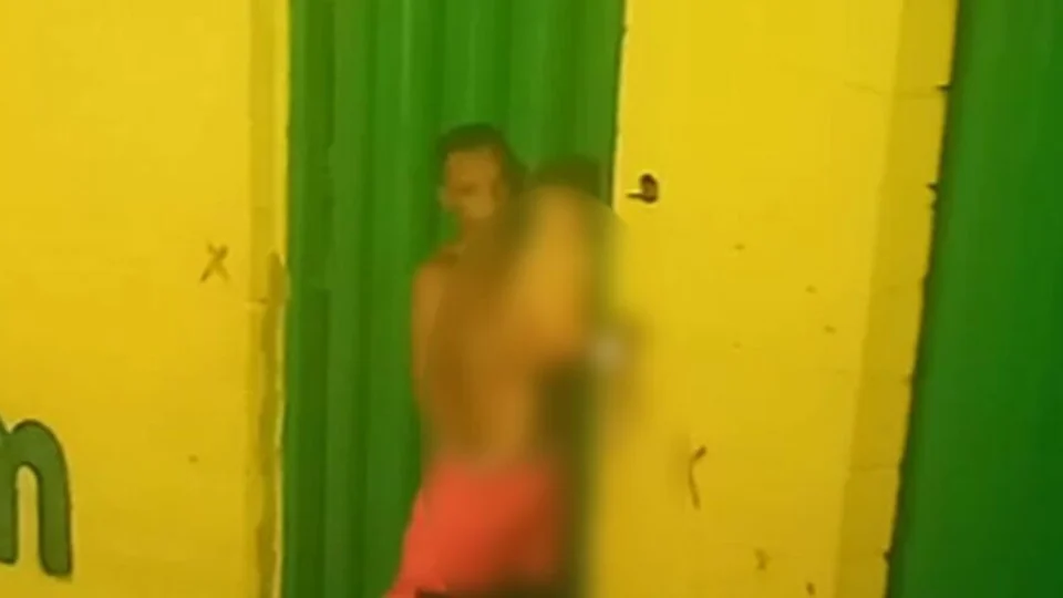 VEJA VÍDEO! homem se masturba com bebê no colo