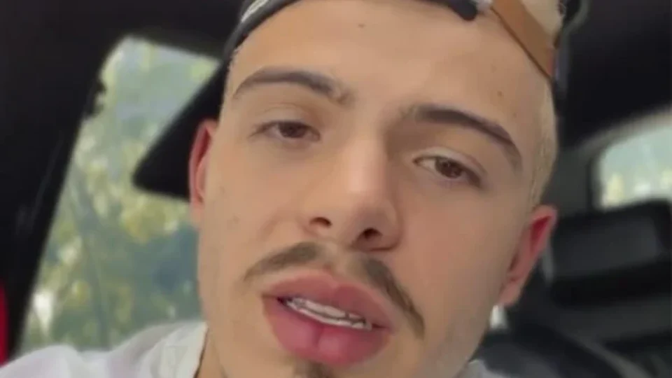 Ator e cantor Thomaz Costa é flagrado transando em avenida