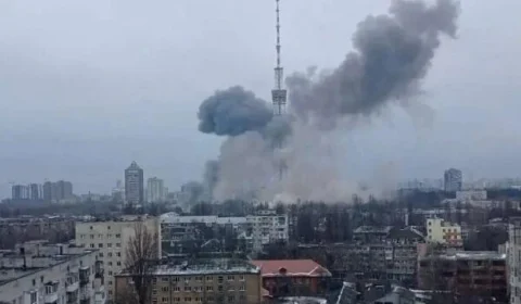 VEJA VÍDEO: Torre de TV na capital ucraniana é bombardeada