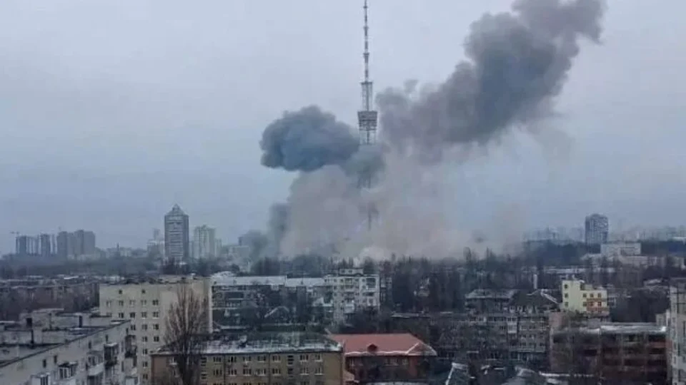 VEJA VÍDEO: Torre de TV na capital ucraniana é bombardeada
