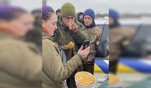 Vídeo: ucranianos alimentam soldado russo após rendição