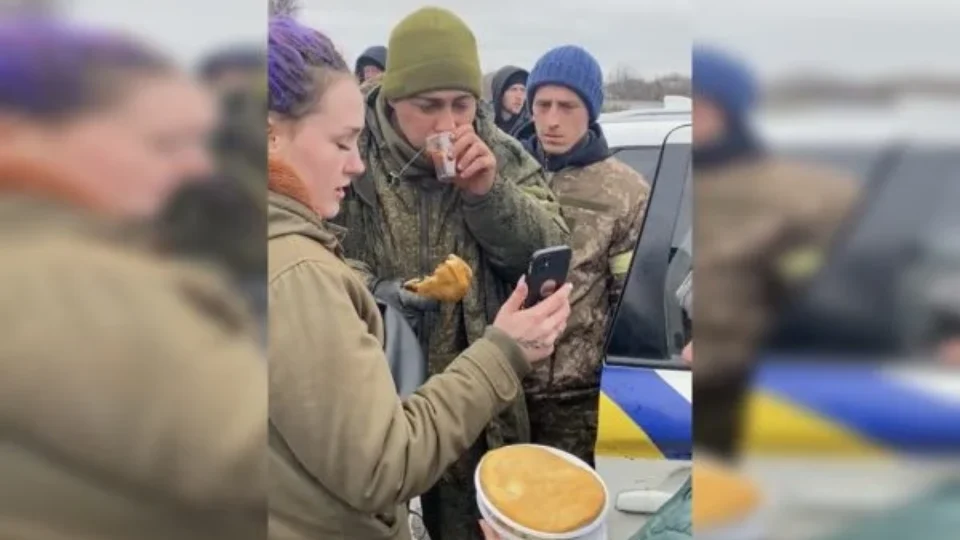 Vídeo: ucranianos alimentam soldado russo após rendição