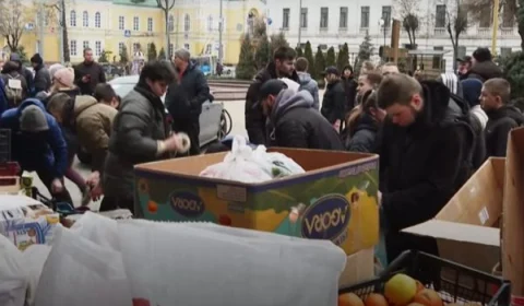 Veja voluntários ucranianos ajudando no esforço de guerra