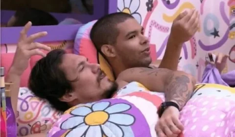 BBB22: Vyni pede noite quente com Eli: “Faz de conta que você gosta de mim igual a Nat”